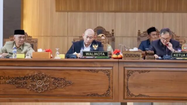 Wali Kota Lubuk Linggau Mendengarkan Pandangan Umum Fraksi Dewan Terhadap 6 Raperda