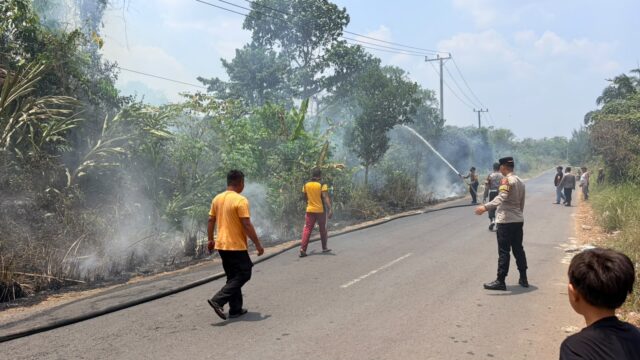 Polres Musi Rawas Gerak Cepat Padamkan Kebakaran Lahan di Desa Tambah Asri