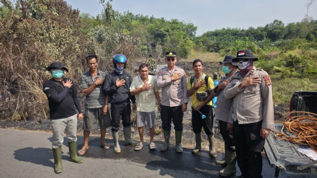 Polsek Muara Kelingi, TNI dan Pihak Perusahaan Berjibaku Padamkan Hotspot di Desa Petunang