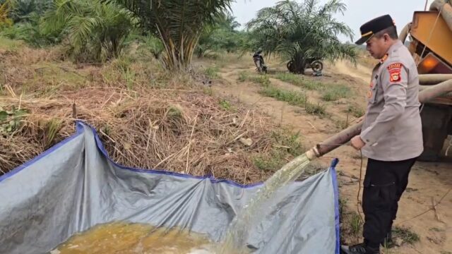 Sumber Air Mengering, Polsek BTS Ulu Datangkan 15 Ribu Liter Air untuk Antisipasi Karhutla